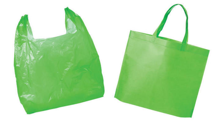 Whats-greener-Plastic-bags-vs-reusables-GI03
