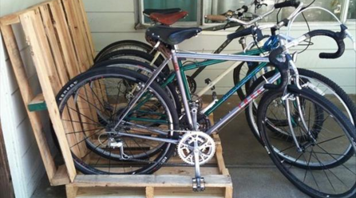 Pallet bike stand